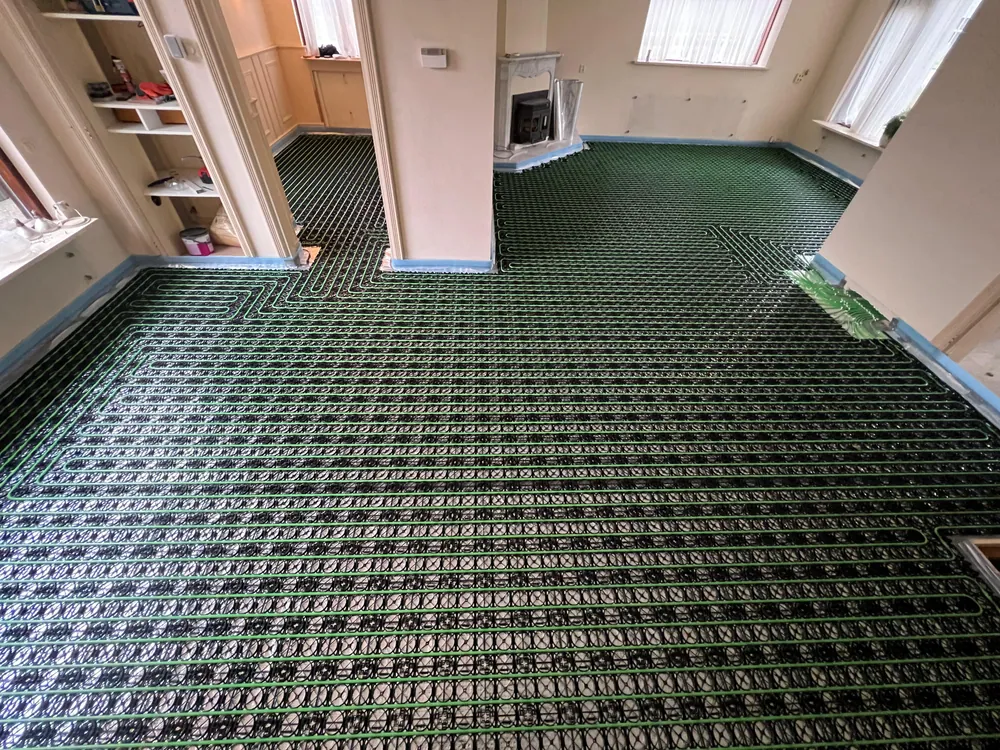 Warp Systems vloerverwarming met groen raster in kamer