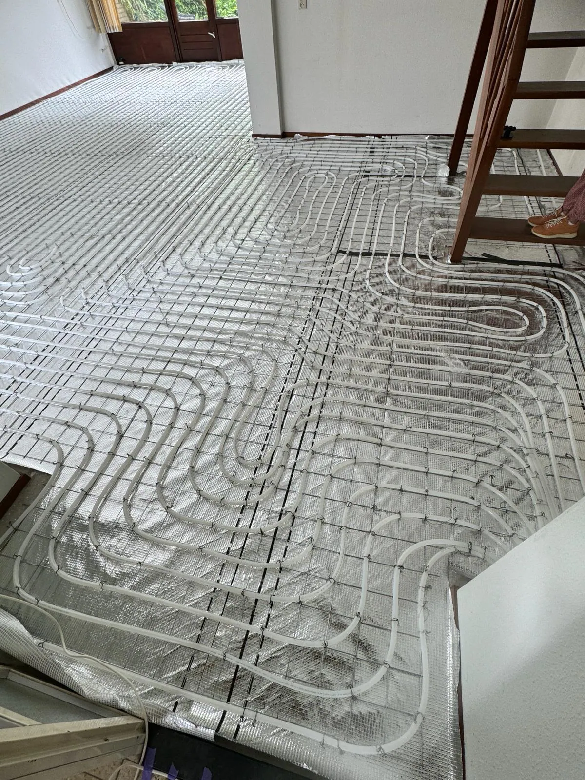 Correct Vloerverwarming team tijdens installatie op locatie