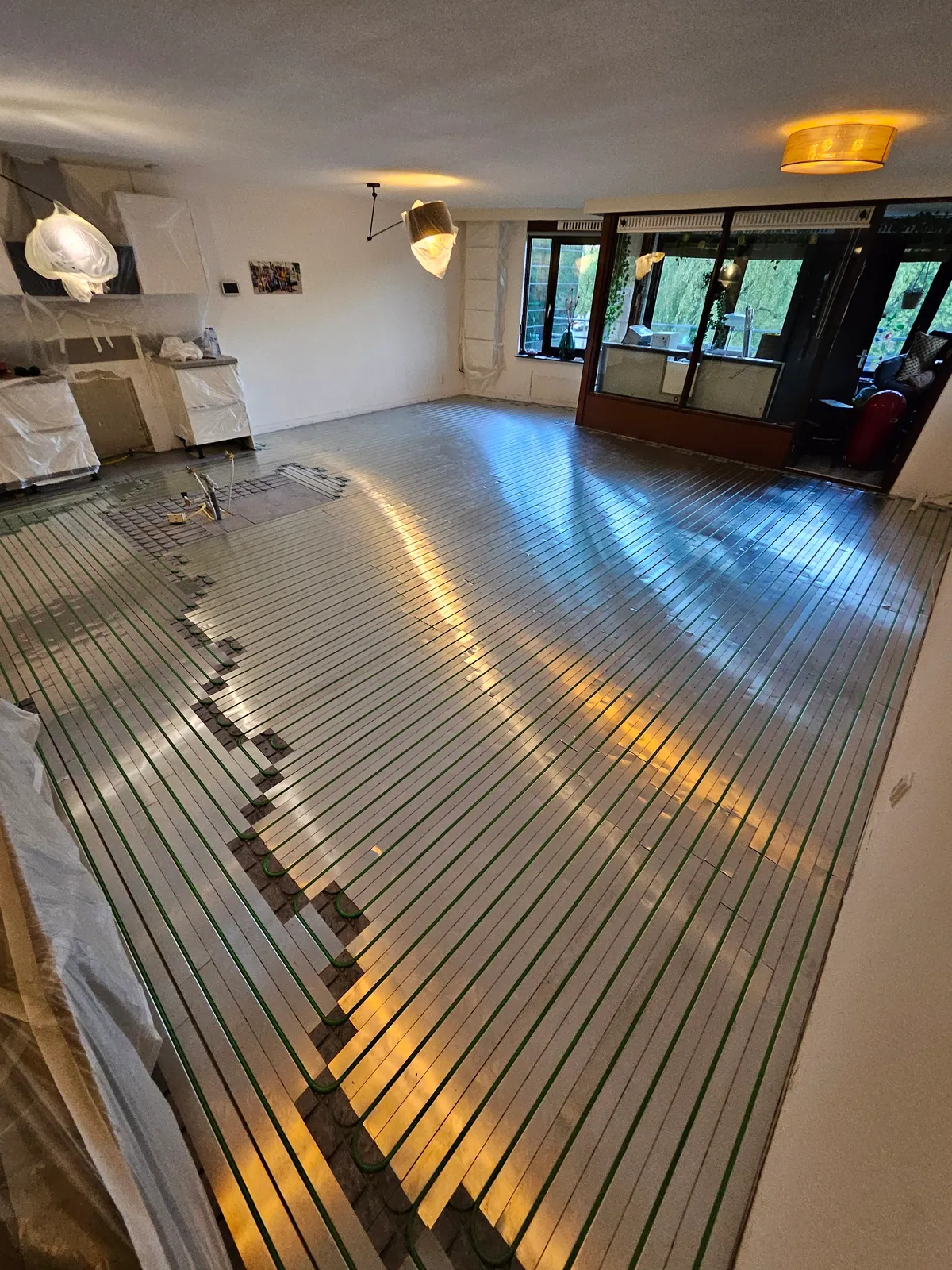 Opgeleverde vloerverwarming in afgewerkte woonkamer met warme sfeer