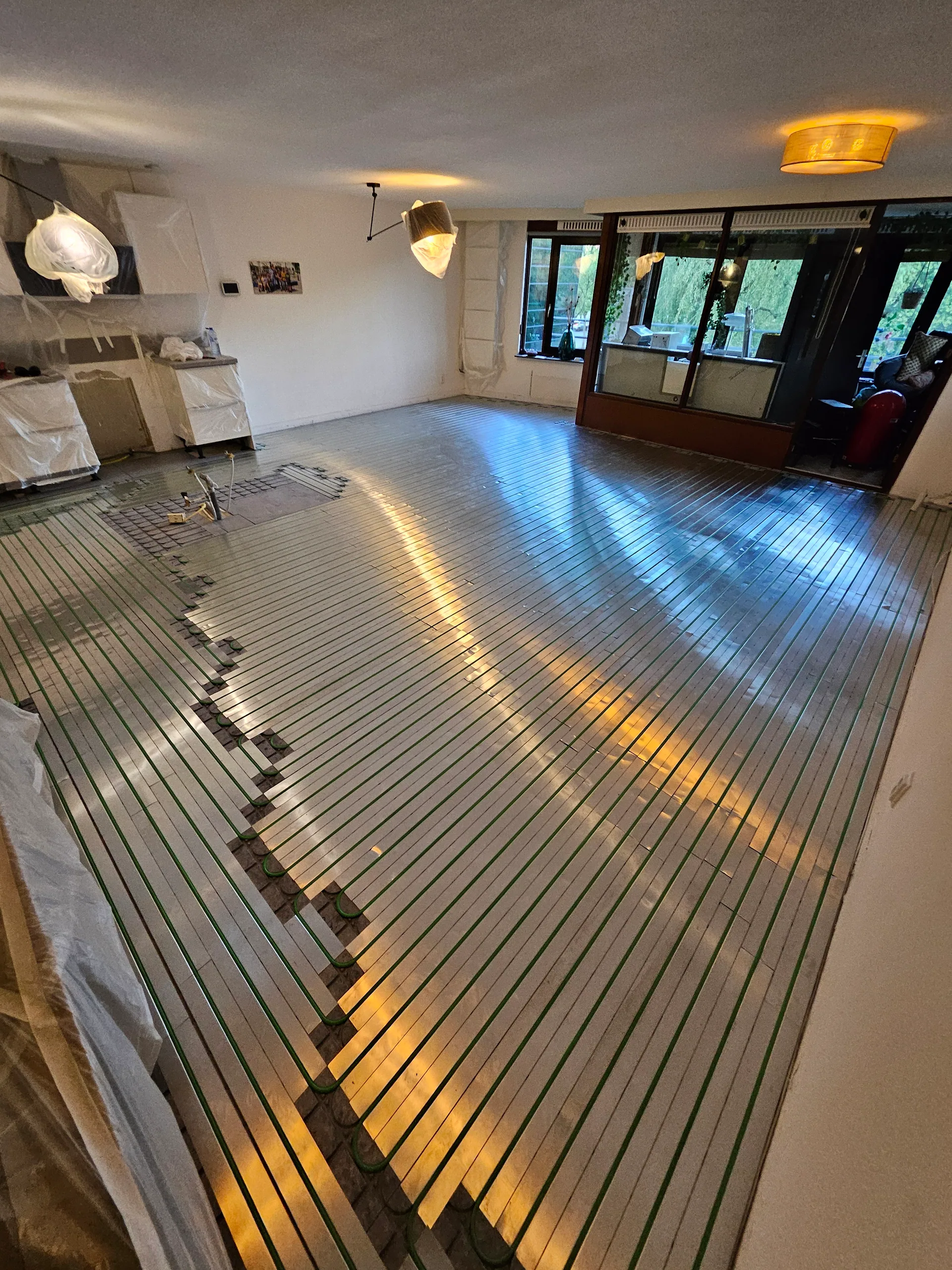 Vakkundig afgewerkte vloerverwarming in stijlvolle woonkamer