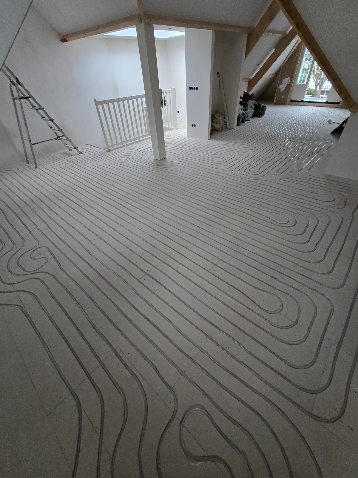 Infrezen vloerverwarming in woonkamer met meanderend leidingpatroon